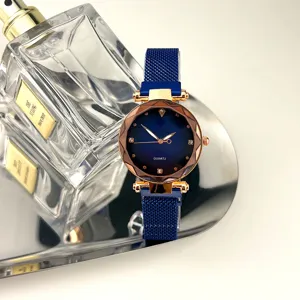 Damen Quarzuhr mit blauem Farbverlauf Zifferblatt, facettierter Lünette und Magnetarmband.