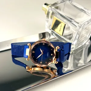 Nahaufnahme Detail der Damenuhr mit blauem Farbverlauf und magnetischem Milanaise Armband.