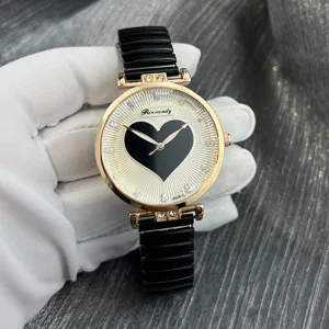 Detailansicht Damenuhr Quarzuhr mit Herz Zifferblatt und schwarzem elastischen Armband.