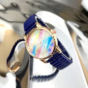 Damen Quarzarmbanduhr mit farbenfrohem Regenbogen-Zifferblatt und blauem Stretcharmband für Freizeit.