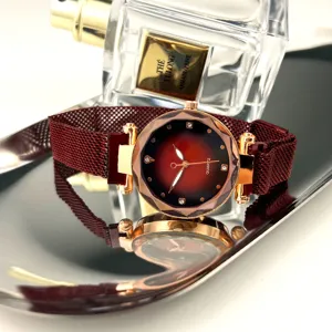 Damen Mode Quarzuhr mit Farbverlauf Zifferblatt und Magnet Armband Detail Ansicht