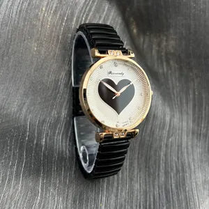 Damen Quarzuhr Detail mit schwarzem Stretch Armband Roségold Gehäuse und Herz Zifferblatt.