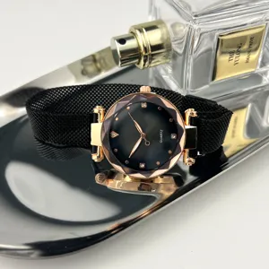 Detailansicht Damenuhr mit Quarzwerk, schwarzem Magnet-Milanese-Armband und Farbverlaufszifferblatt.