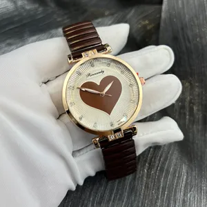 Modische Damen Quarzuhr mit braunem Herz Zifferblatt und elastischem Armband stilvoll.