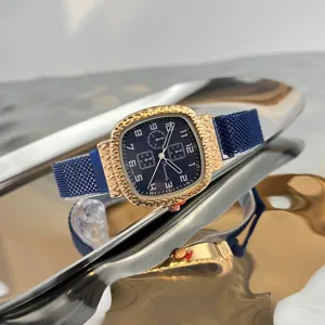 Quadratische Damen QuarzUhr mit goldenem Weizenmuster Lünette, blauem Zifferblatt und Armband.