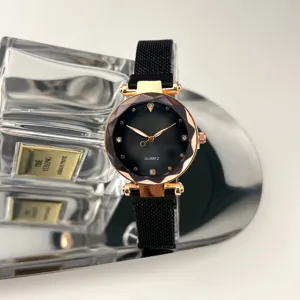 Detailansicht der luxuriösen Damen Quarzarmbanduhr mit schwarzem Zifferblatt und Armband.