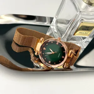 Grünes Farbverlauf Zifferblatt Quarzuhr mit Roségold Mesh Magnetarmband Detailansicht.