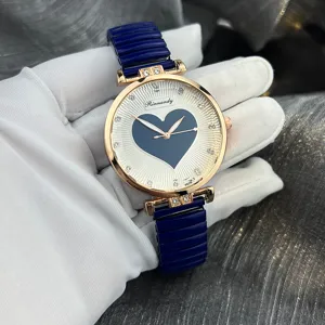 Damen Quarzurhr mit blauem Herz Zifferblatt Roségold Gehäuse elastisches Armband glänzende Strasssteine