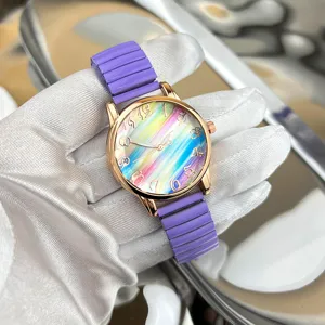 Freizeit-Quarzuhr in Bonbonfarben mit lila Stretcharmband und buntem Regenbogen-Zifferblatt.