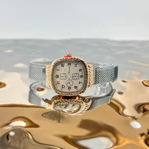 Quadratische Damen Quarzurmuhr mit Weizenmuster Lünette und silbernem Milanaise Armband.