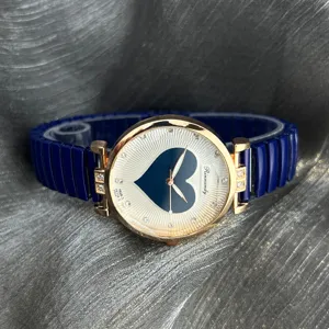 Damen Quarz Uhr blaue Elastik Armband Roségold Gehäuse Herz Zifferblatt Kristall Details