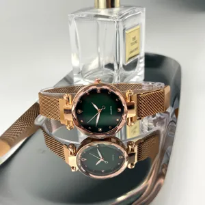 Damen Quarzuhr mit grünem Zifferblatt, Roségold Gehäuse und magnetischem Mesh Armband.