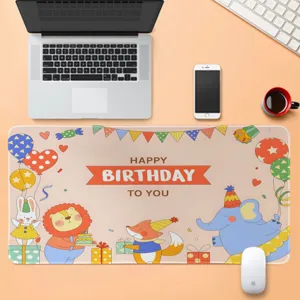 Vista dettagliata del grande sottomano da compleanno con simpatici disegni di animali carini.
