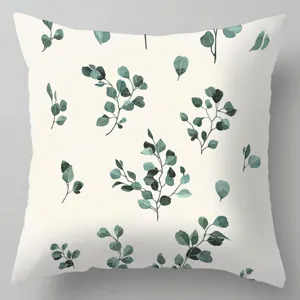 Close-up van eucalyptus blad print kussenhoes detail, natuurlijke botanische linnen stijl.