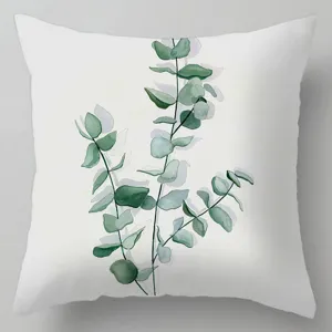 Detail kussenhoes met eucalyptus bladeren aquarel print voor gezellige interieurdecoratie.