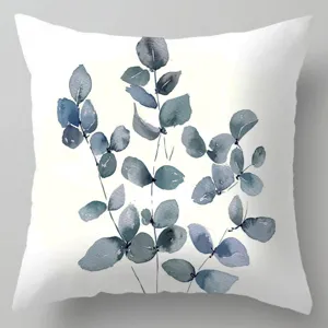 Detail van kussenhoes met aquarel botanische eucalyptus bladeren, elegant linnen.