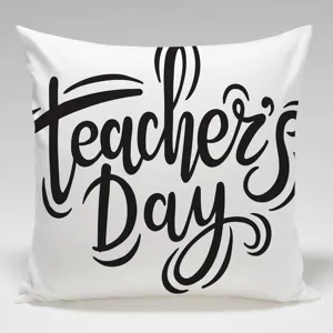 Vista detallada de un cojín cuadrado blanco con elegante tipografía negra de Teacher's Day.