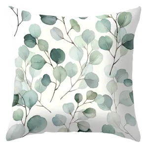 Linnen kussenhoes met mooie eucalyptus bladeren print voor bank of comfortabele bureaustoel.