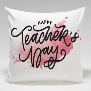 Primer plano detallado de cojín decorativo con acuarela rosa y texto de profesor.