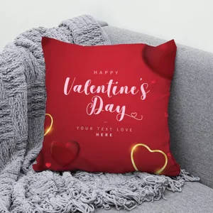 Vue détaillée de la housse de coussin décorative de Saint-Valentin rouge sur canapé gris.