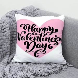 Housse de coussin Saint-Valentin avec cœur rose et typographie en écriture noire pour canapé.