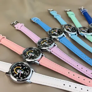 Nahaufnahme von bunten Lederarmband Quarzuhren mit niedlichen Zifferblättern und Regenbogen.