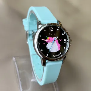 Detailansicht der Kinder Silikon Quarzuhr mit süßem Einhorn Zifferblatt und blauem Armband.