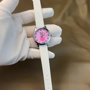 Detailansicht der niedlichen Pfirsich Zifferblatt Quarzuhr mit weißem Silikonarmband für Kinder.