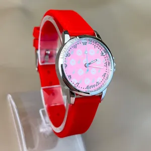 Kinder Quarzwatch Detailansicht mit rotem Silikonarmband und niedlichem Blumen Zifferblatt.