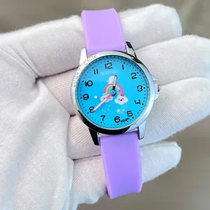 Süße Kinder Silikon Quarzuhr mit buntem Regenbogen Zifferblatt und lila Armband.