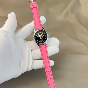 Süße rosa Lederarmbanduhr für Kinder mit niedlichem Katzen- und Regenbogen-Zifferblatt.