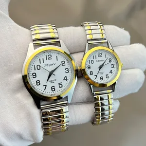 Paar Quarz-Uhr-Set mit weißem Zifferblatt arabischen Ziffern und flexiblem Metallarmband.