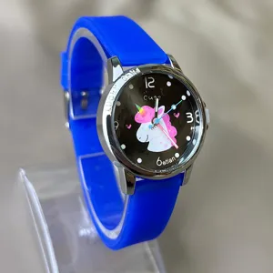 Kinder Quarzarmbanduhr mit Einhorn Zifferblatt und blauem Silikonarmband, Detailansicht.