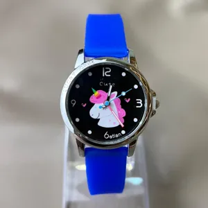 Kinder Quarzuhr mit blauem Silikonarmband und niedlichem Einhorn Zifferblatt fuer Kinder.
