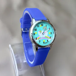 Kinder Quarzuhr mit niedlichem Einhorn Katze Regenbogen Zifferblatt und blauem Silikonarmband.