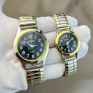 Paar Quarz Uhr mit schwarzem Zifferblatt arabischen Ziffern und elastischem Metallarmband.