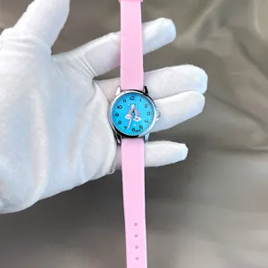 Kinder Silikon Quarzarmbanduhr mit süßem Regenbogen Zifferblatt und rosafarbenem Armband.