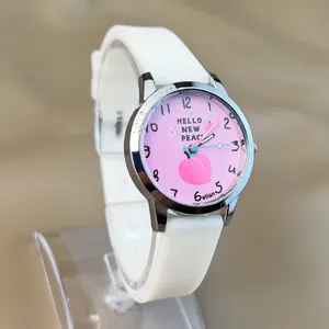 Kinder rosa Pfirsich Quarzuhr Detailansicht mit weißem Silikonarmband und süßem Zifferblatt.