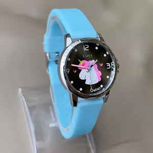 Nahaufnahme Detail der Kinderuhr mit blauem Silikonarmband und süßem Einhorn Zifferblatt.