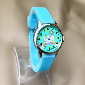 Kinder Quarz-Uhr mit süßer Katze und Regenbogen Zifferblatt hellblaues Silikonband Geschenk