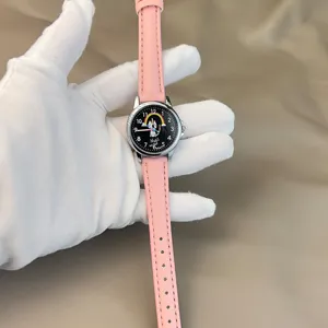 Süße Kinder Quarzuhr mit rosafarbenem Lederarmband und Katzen Zifferblatt für Mädchen.