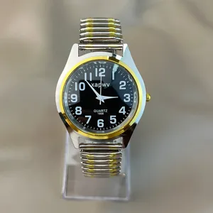 Klassische Quarzuhr mit zweifarbigem Flexarmband und klarem arabischen Ziffernblatt.