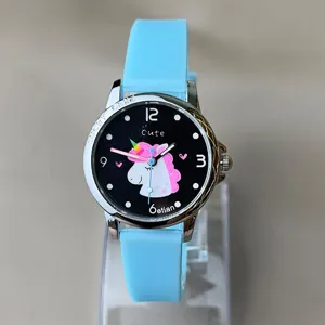 Kinder Silikon Quarzuhr mit niedlichem Einhorn Zifferblatt und blauem Armband für Mädchen.