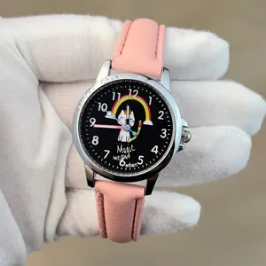 Nahaufnahme der Kinder-Quarzuhr, rosa Lederarmband und schwarzes Zifferblatt Detail.