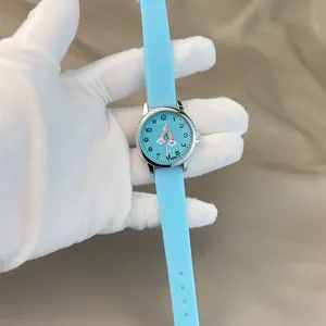 Detailansicht der hellblauen Silikon-Kinderuhr mit einem süßen Regenbogen-Zifferblatt-Design.