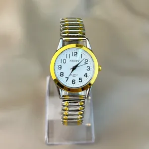 Lässige minimalistische Quarzuhr mit flexiblem zweifarbigem Metallarmband und Zifferblatt.