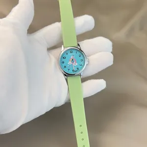 Süße Kinder Silikonuhr mit Regenbogen Zifferblatt und grünem Armband für Schüler ideal.