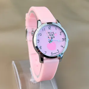 Niedliche Kinder Quarz Armbanduhr mit Pfirsich Motiv, rosa Silikonarmband im Detail.
