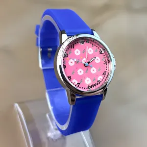 Süße Kinder Quarzarmbanduhr mit blauem Silikonarmband und rosa Zifferblatt mit Blumen.