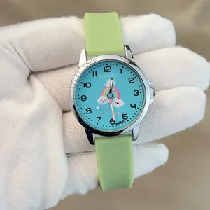 Niedliche Kinder-Silikonuhr mit buntem Regenbogen-Zifferblatt und weichem gruenen Armband.